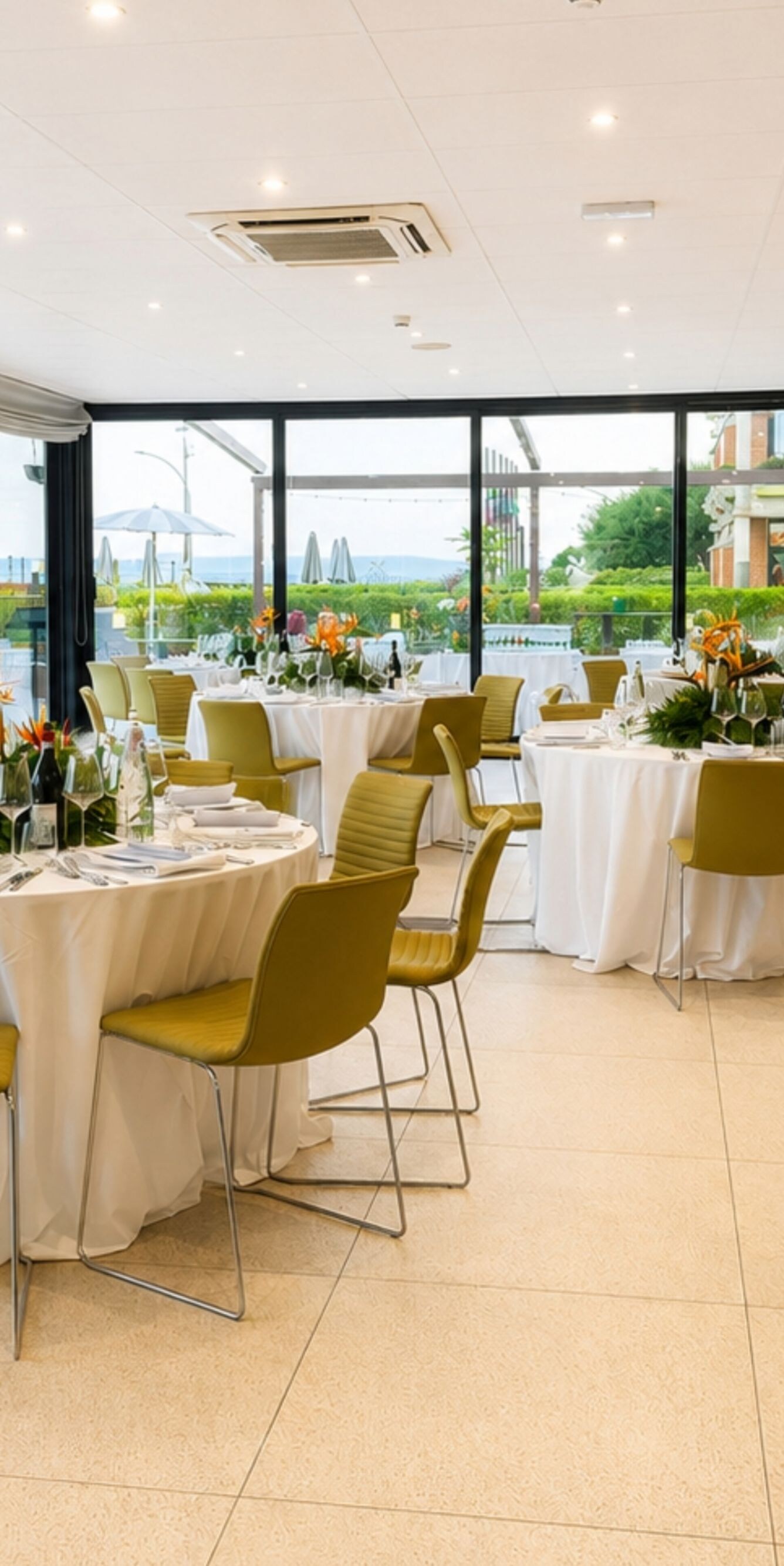 Espace évènementiel avec vue sur la mer et tables rondes