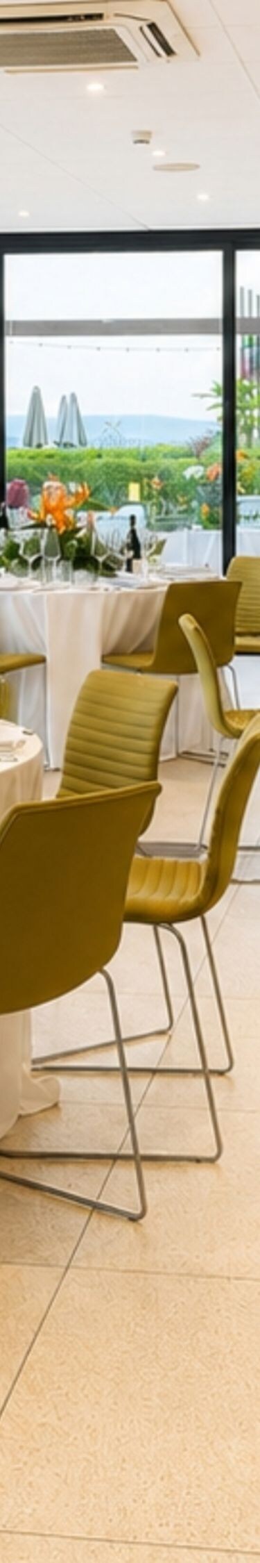Espace évènementiel avec vue sur la mer et tables rondes