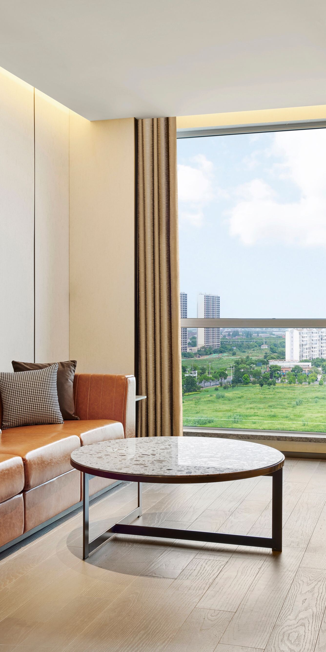 Moderna área de la sala de estar de la suite con sofá y ventana con vista