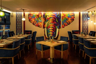 قاعة الفيل في مطعم بوراني ديلي (Purani Dilli) بشارع الشيخ زايد