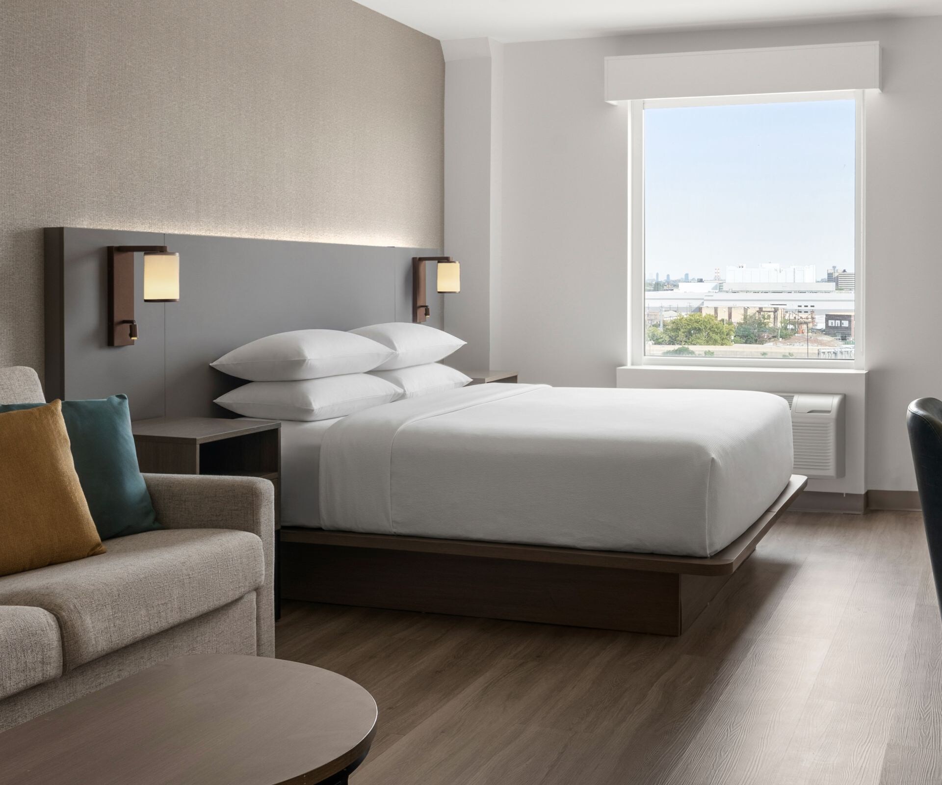 King guest room with sofa and city view
