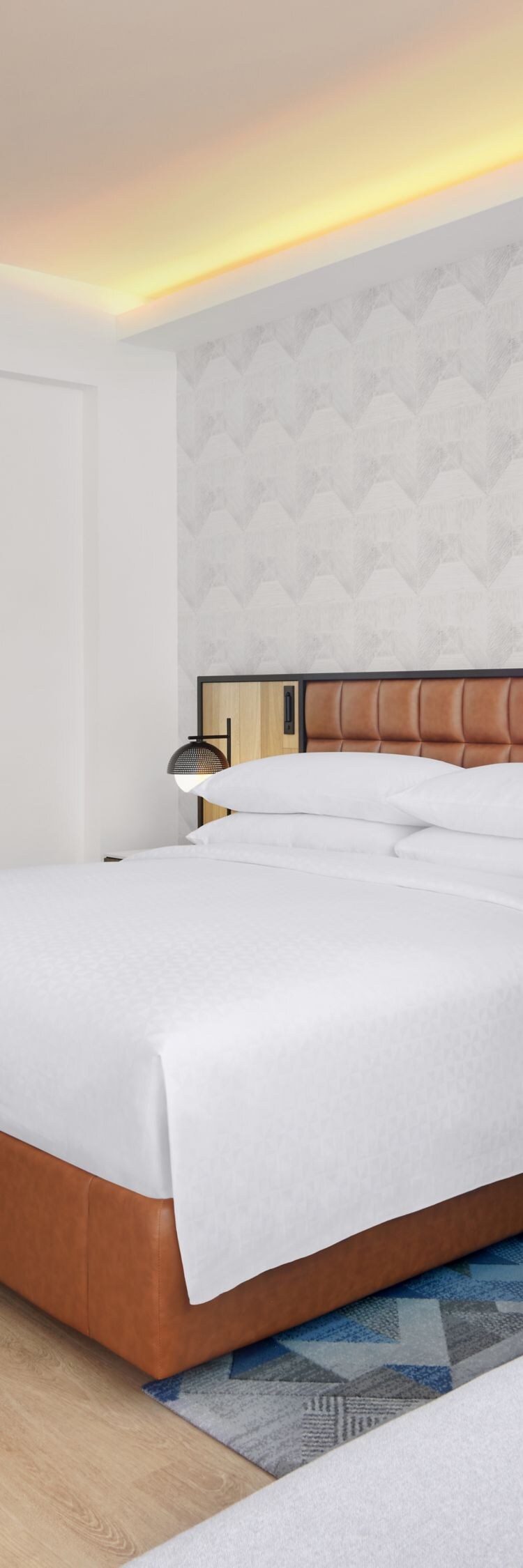 King guest room with sofa and city view