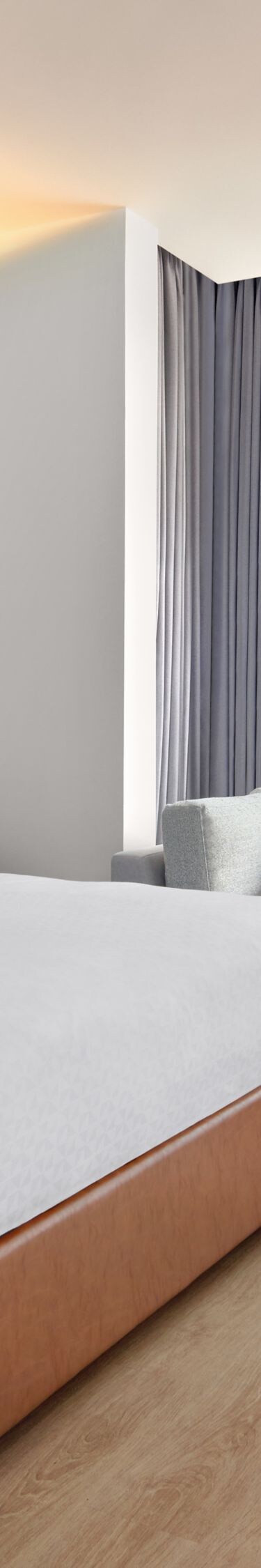 King guest room with sofa and city view