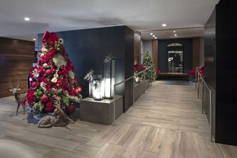 lobby del hotel con el árbol de navidad