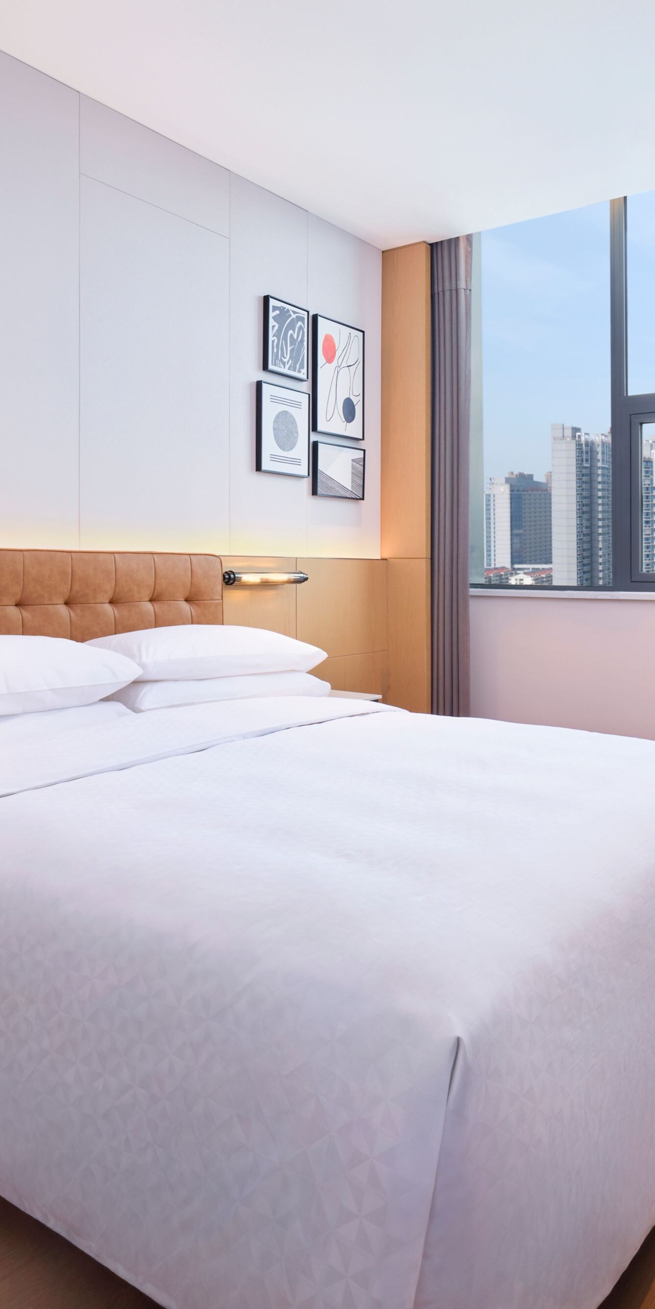 Modern hotel city-view king bed and city view