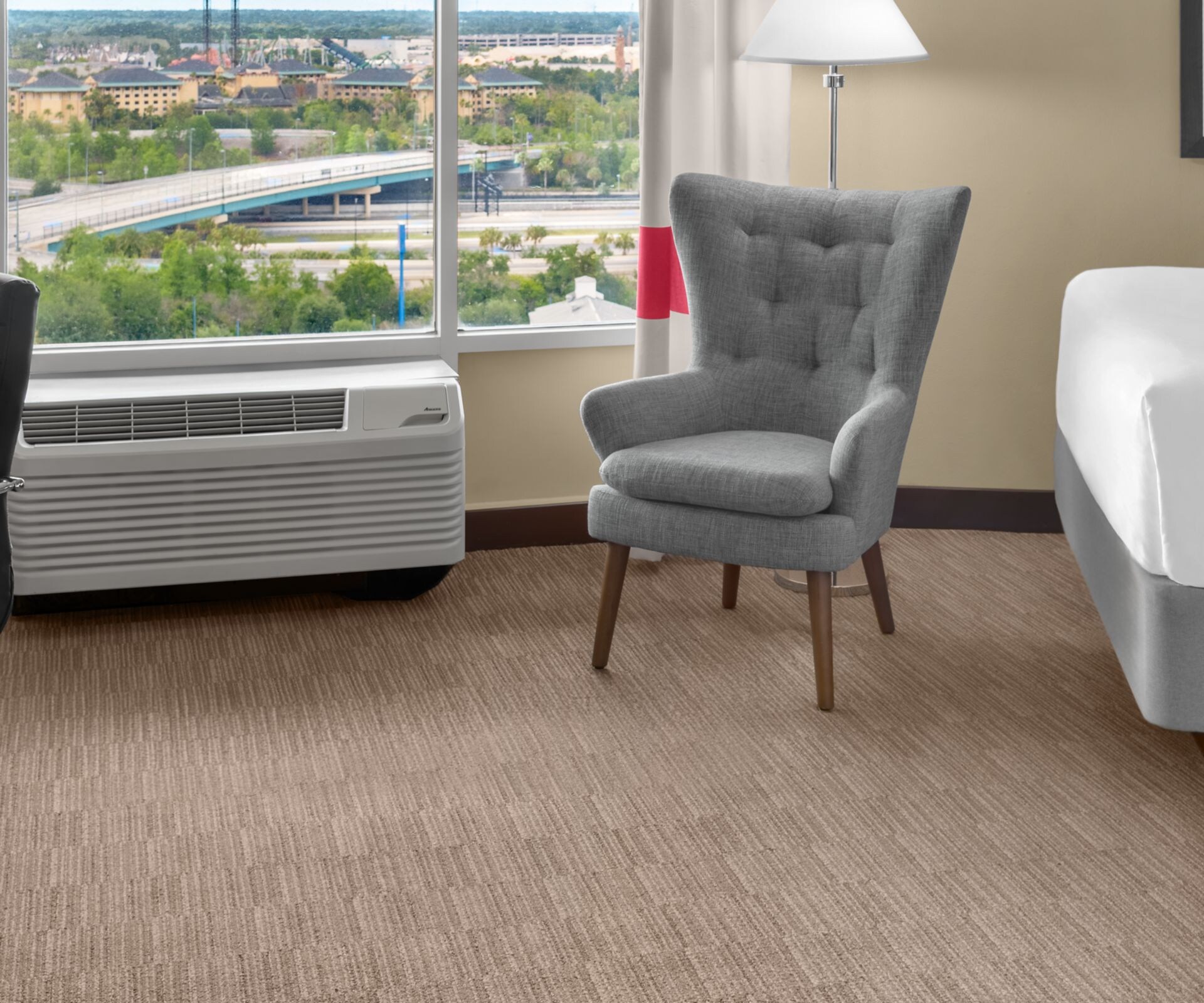Habitación con dos camas tamaño Queen con horno de microondas y minirefrigerador