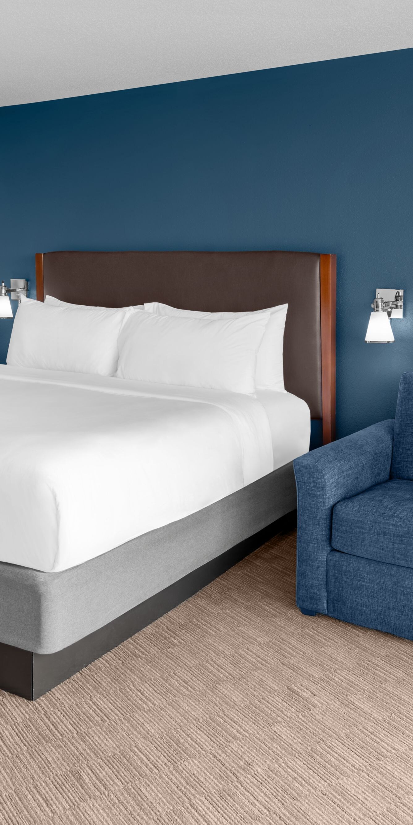Junior suite with bed and sofa