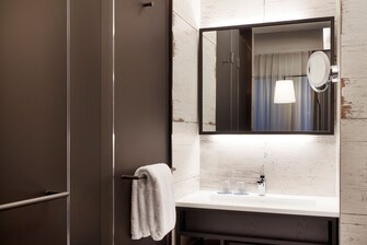 Queen Premier Guest Room - Bathroom