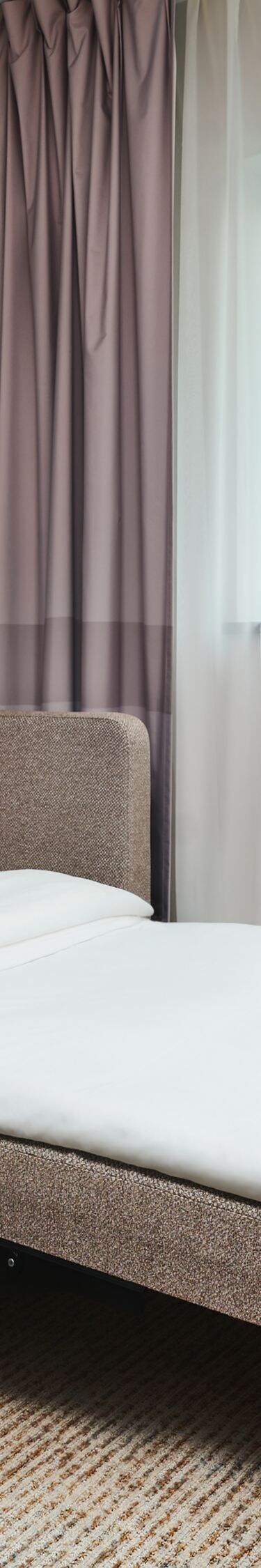 Łóżko typu king i rozkładana sofa