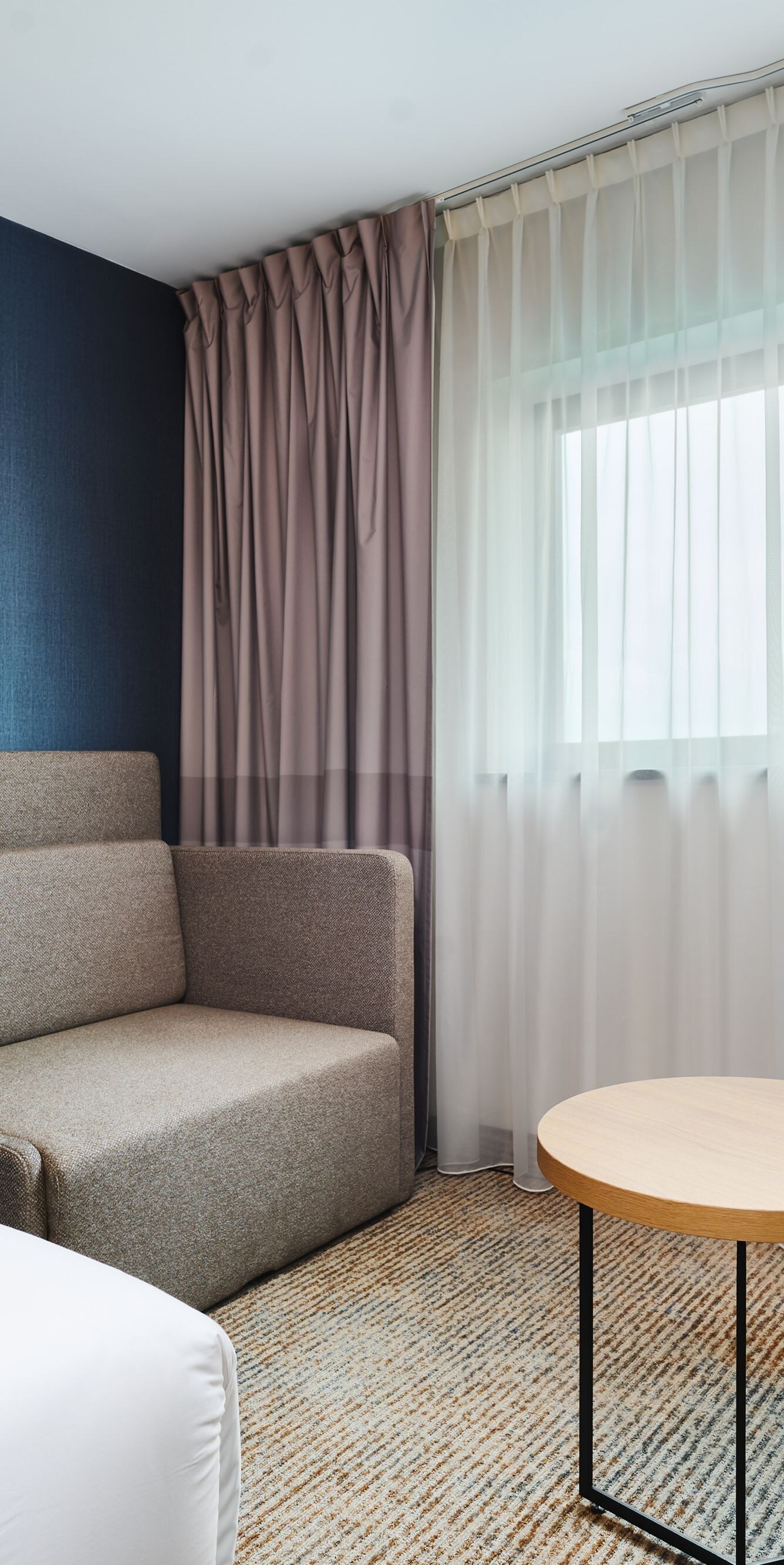 Łóżko typu king i rozkładana sofa
