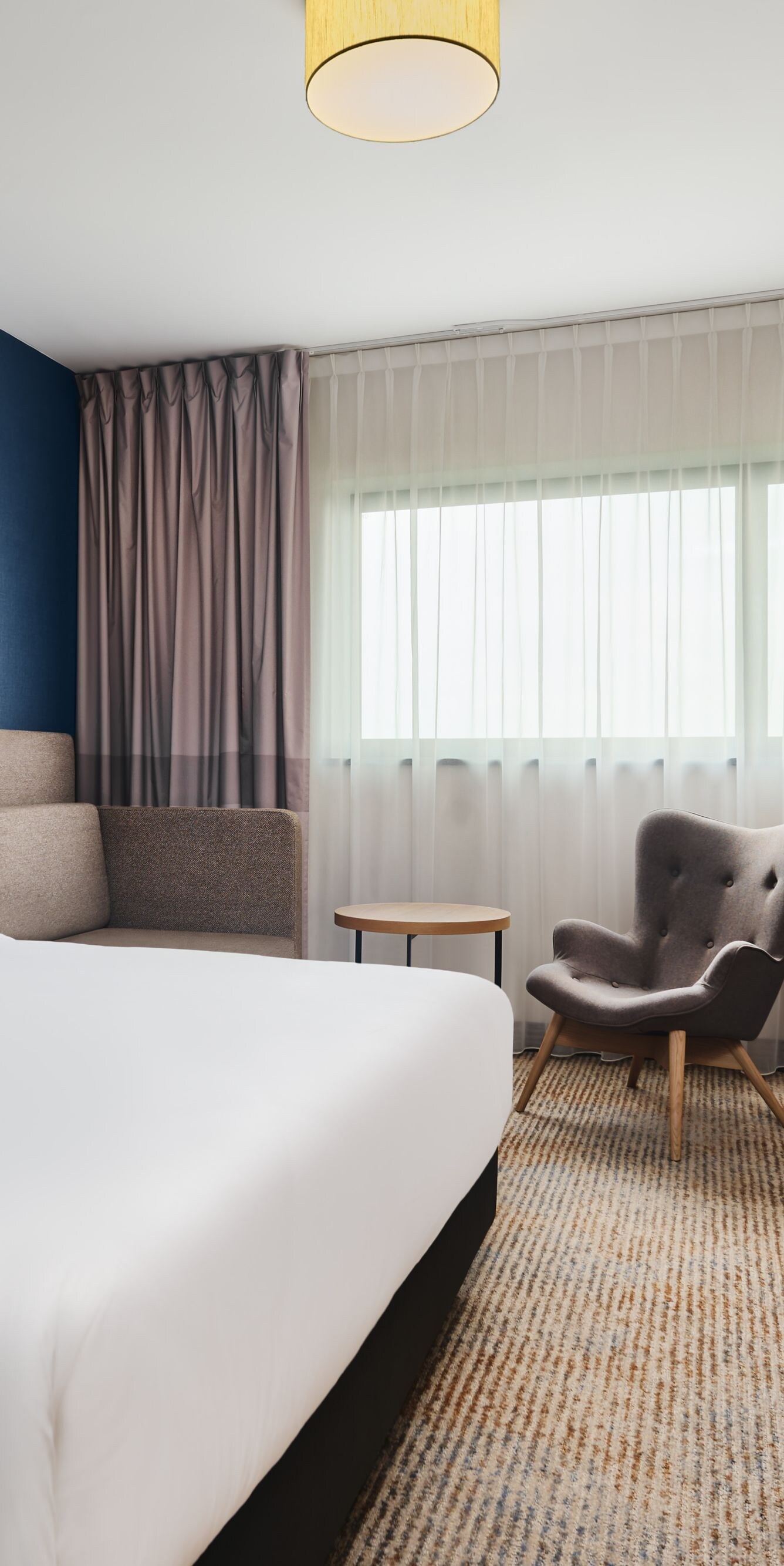 Łóżko typu king i rozkładana sofa