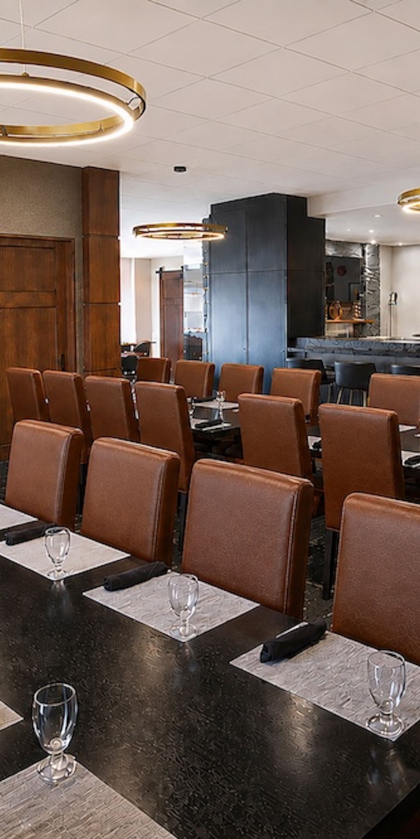 Restaurant avec fauteuils en cuir et éclairage