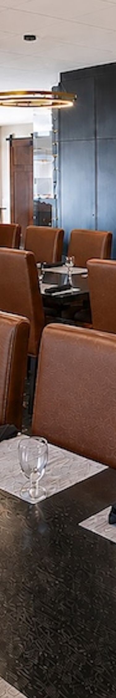 Restaurant avec fauteuils en cuir et éclairage