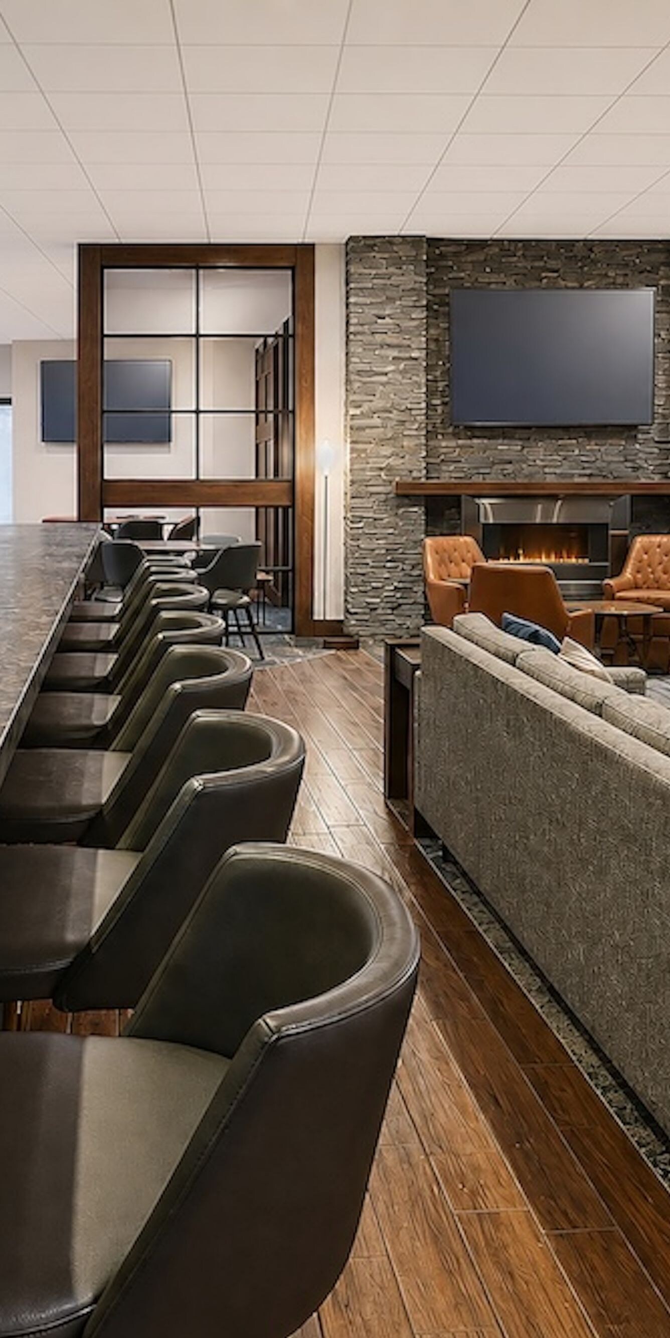 Bar lounge avec bar, cheminée et sièges