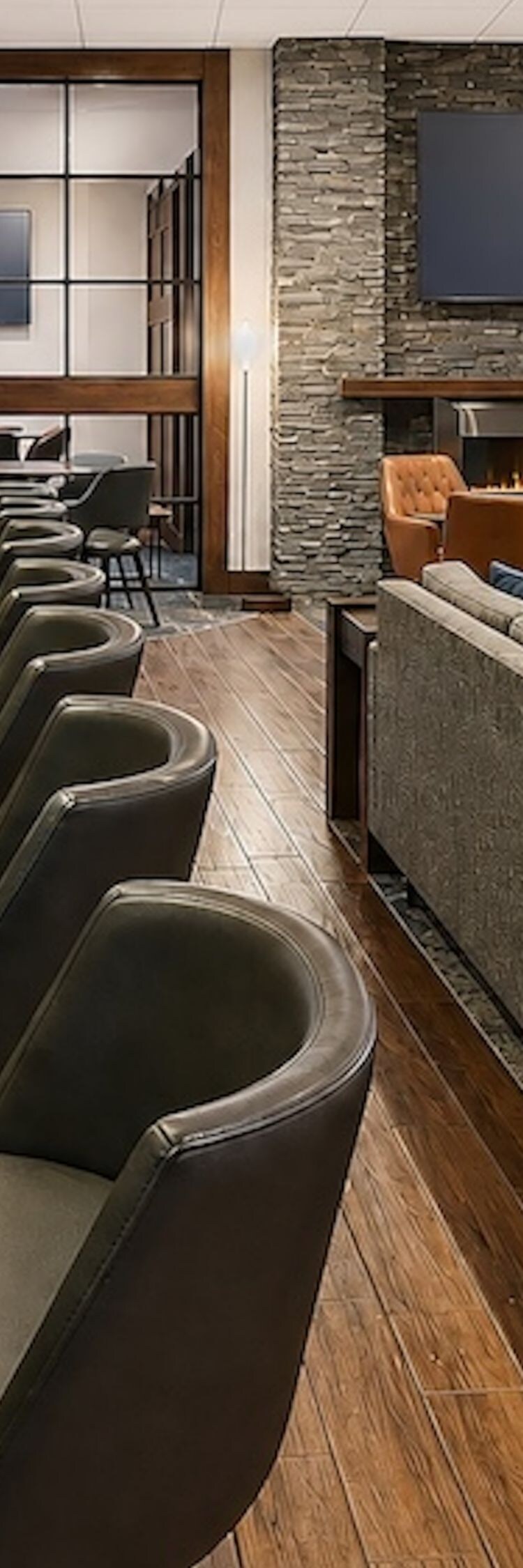 Bar lounge avec bar, cheminée et sièges