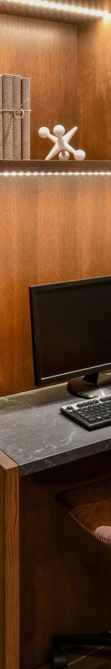 Poste de travail avec ordinateur et étagères en bois