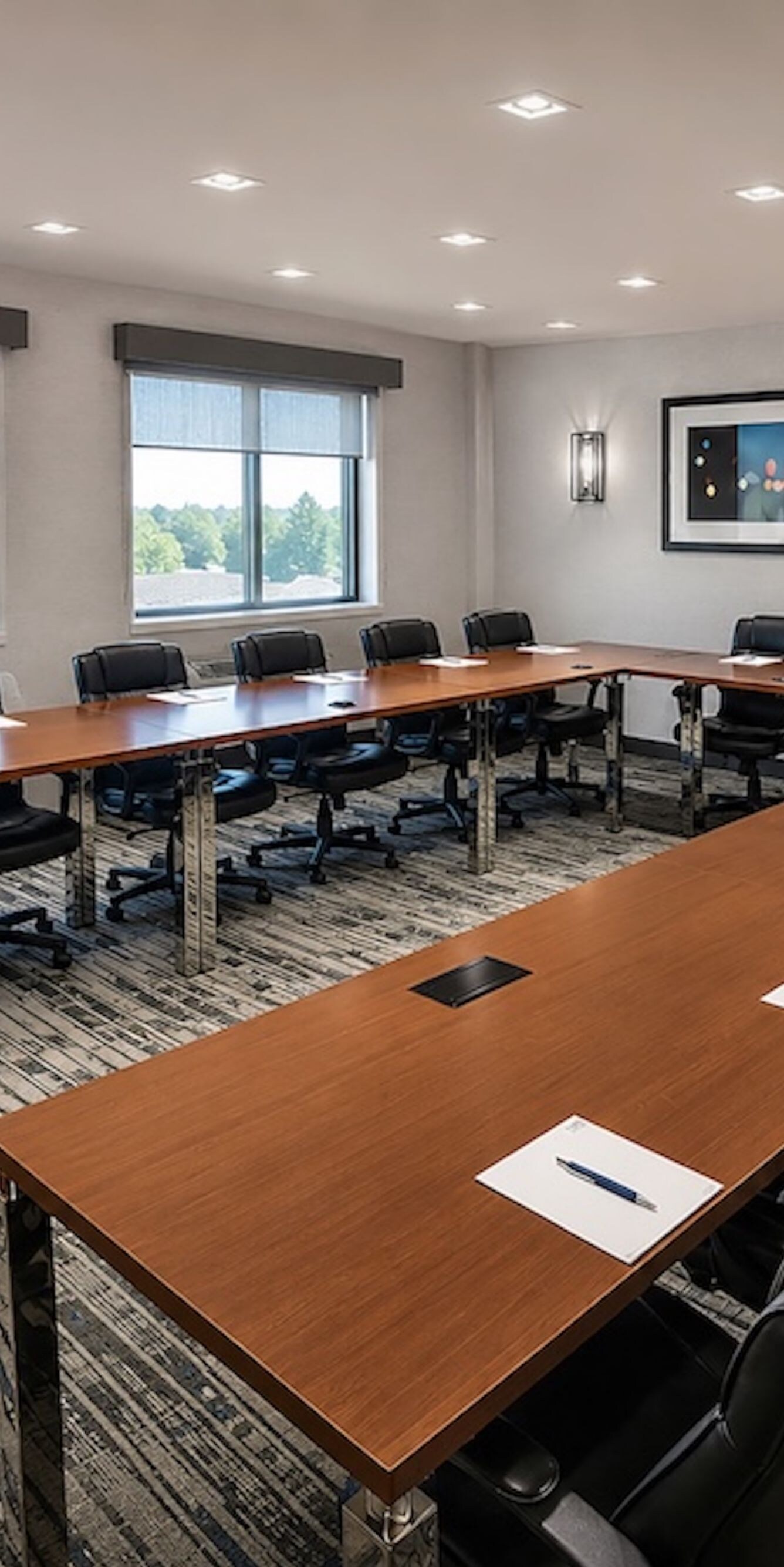 Salle de réunion avec tables et chaises en configuration en U