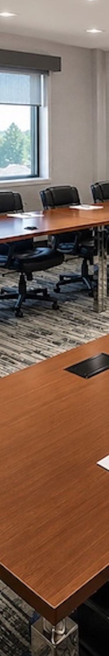 Salle de réunion avec tables et chaises en configuration en U