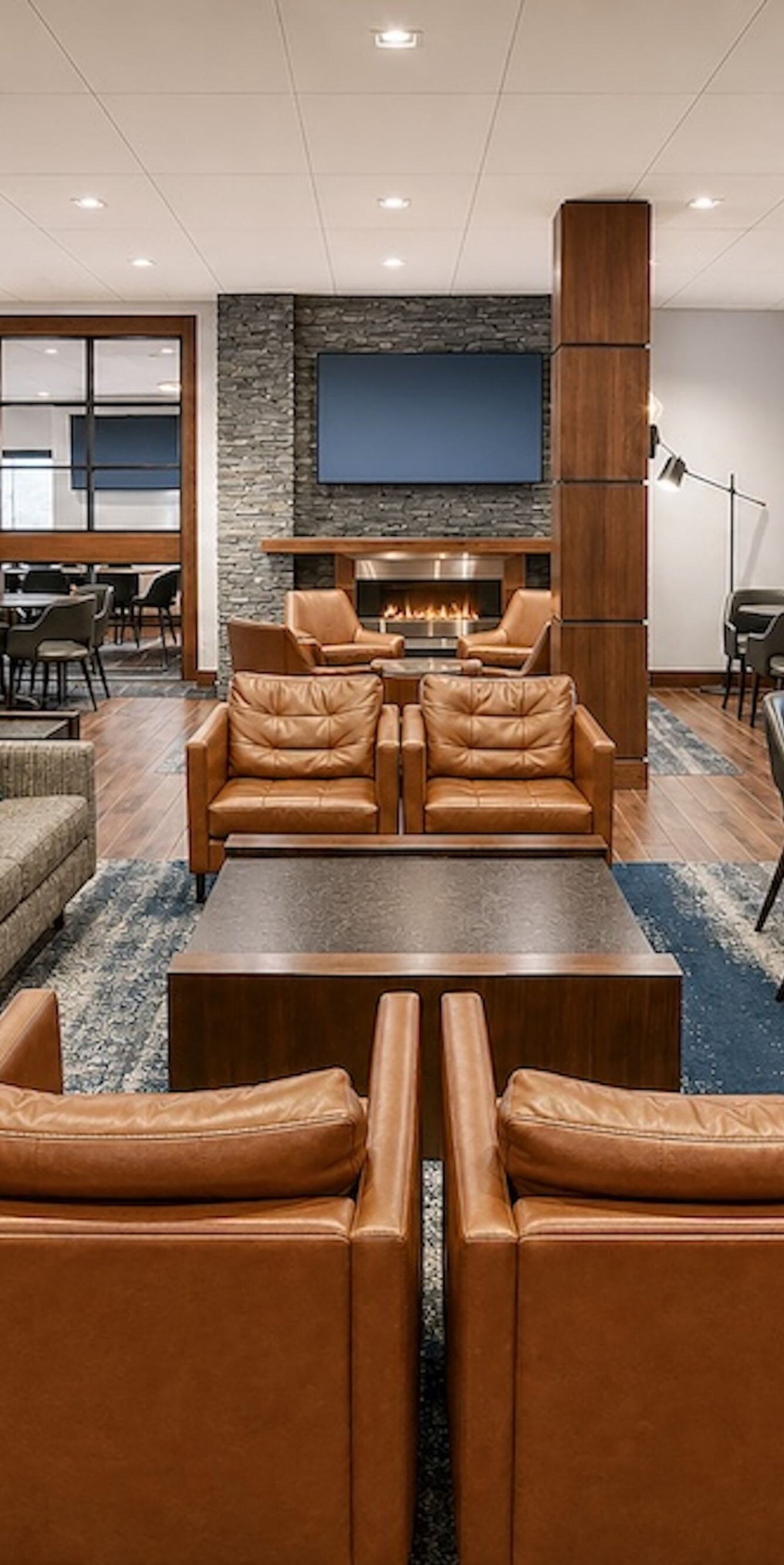 Bar lounge avec fauteuils en cuir et cheminée
