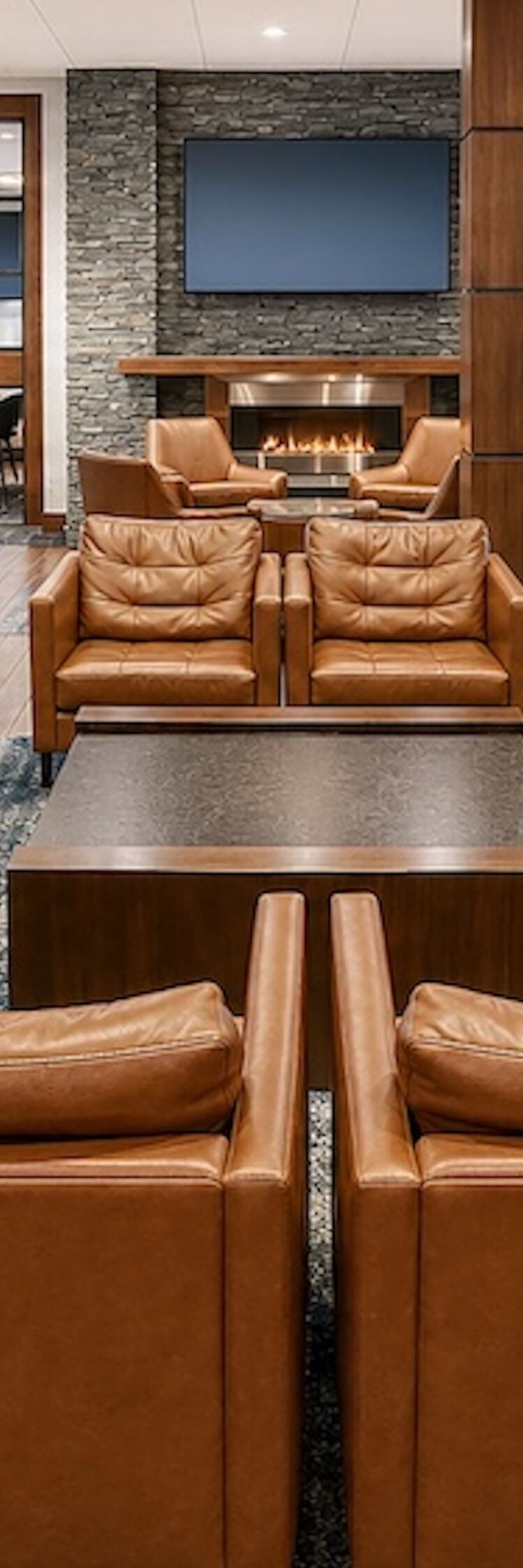 Bar lounge avec fauteuils en cuir et cheminée