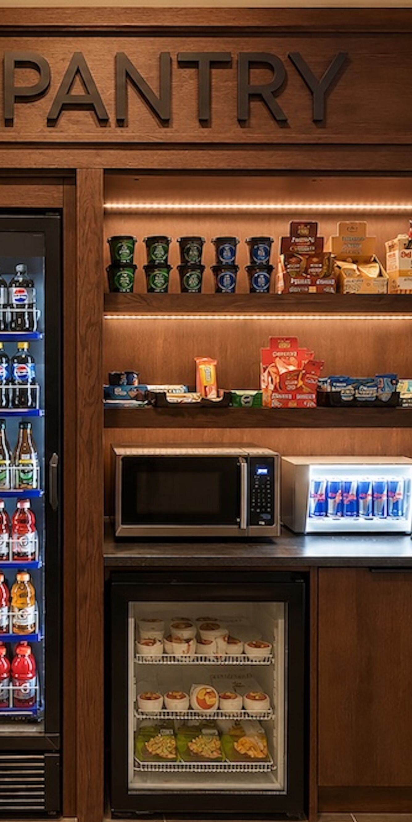 Épicerie avec en-cas, boissons et micro-ondes