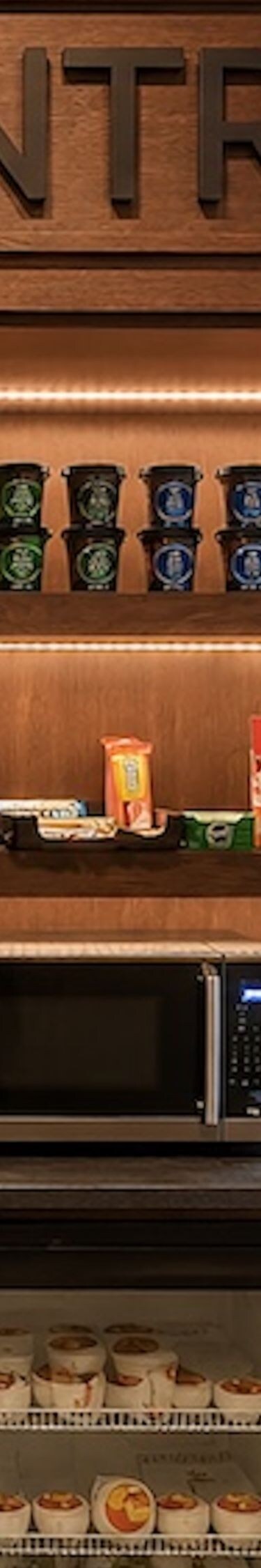 Épicerie avec en-cas, boissons et micro-ondes
