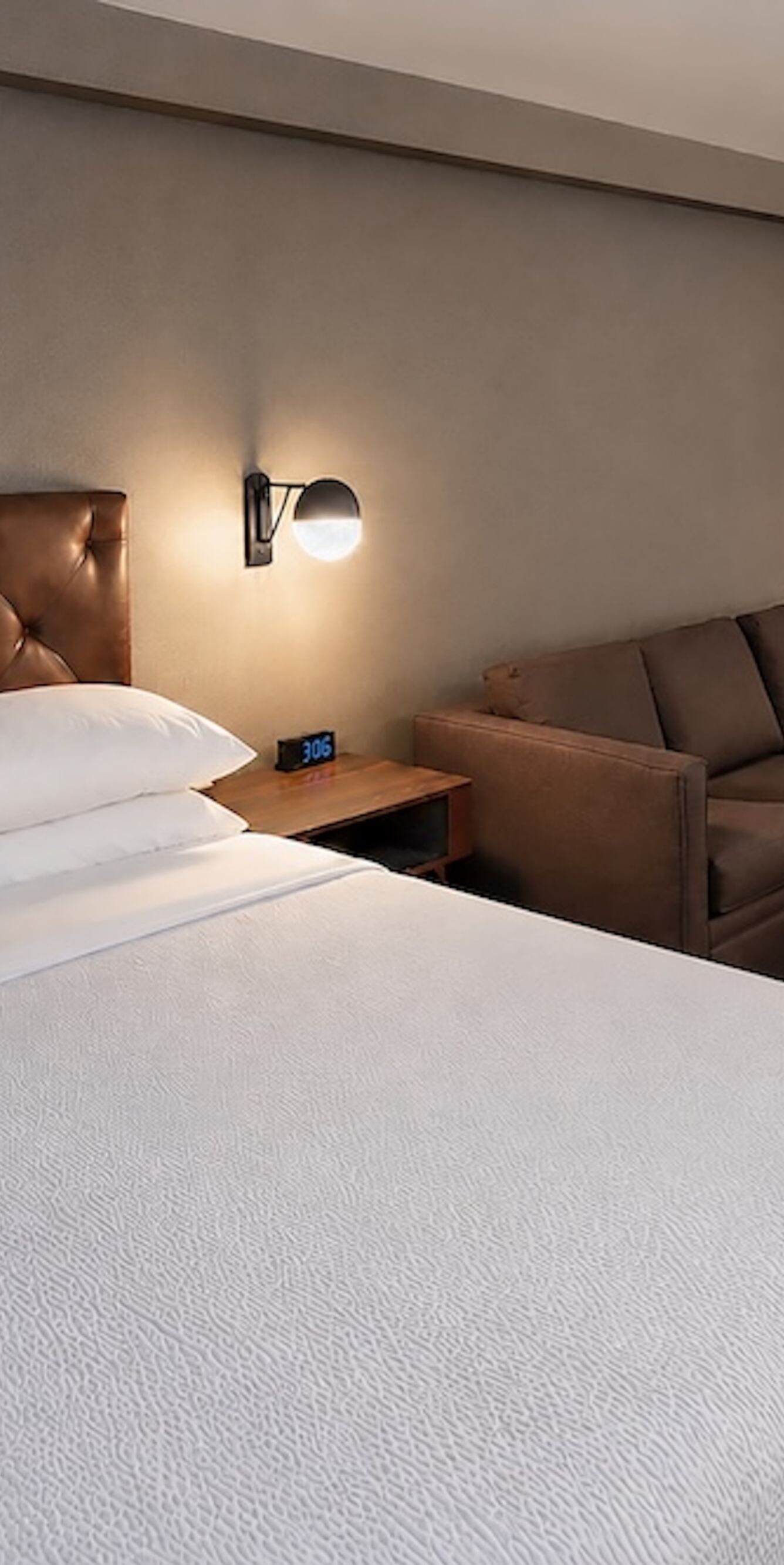 Chambre avec lit king size, canapé et espace repas