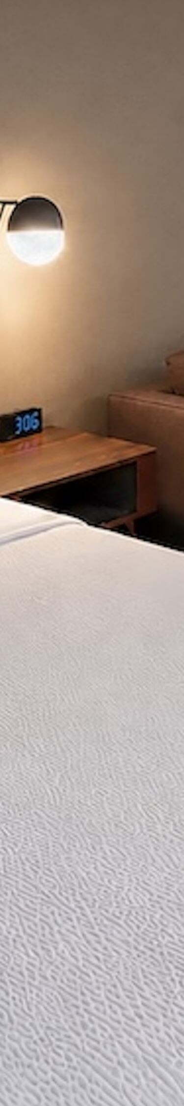 Chambre avec lit king size, canapé et espace repas