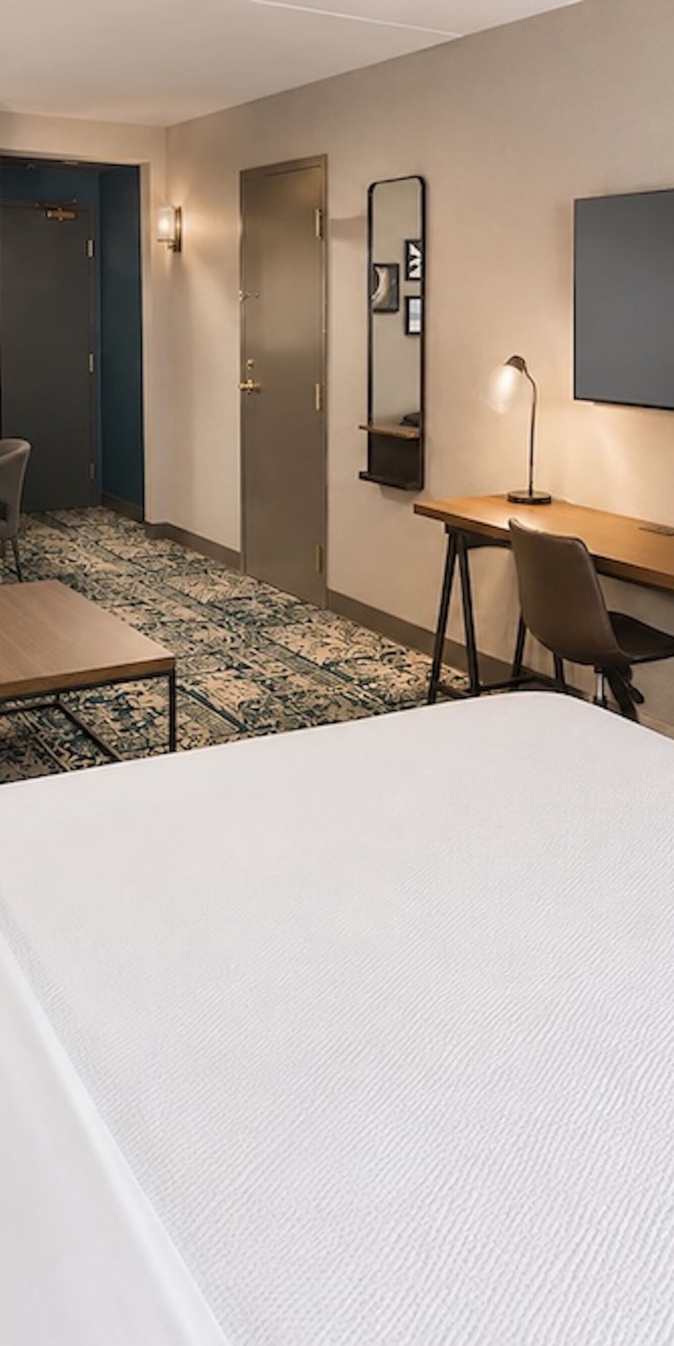 Chambre avec lit king size, canapé et espace de travail