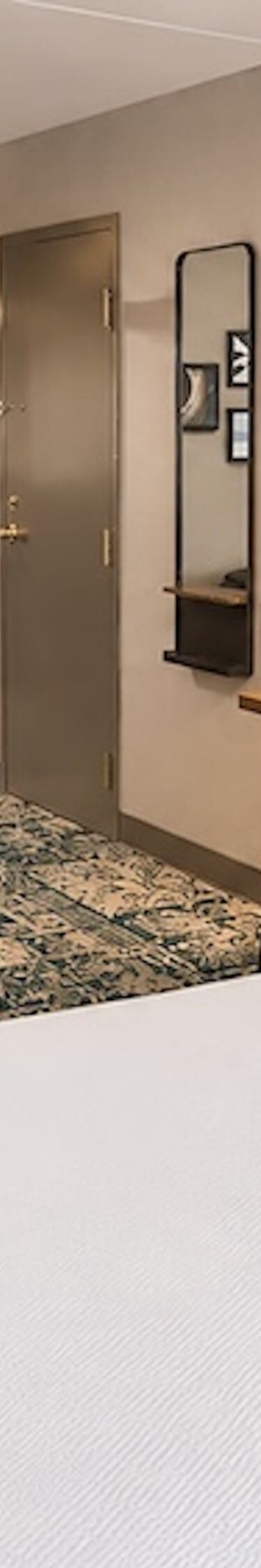 Chambre avec lit king size, canapé et espace de travail