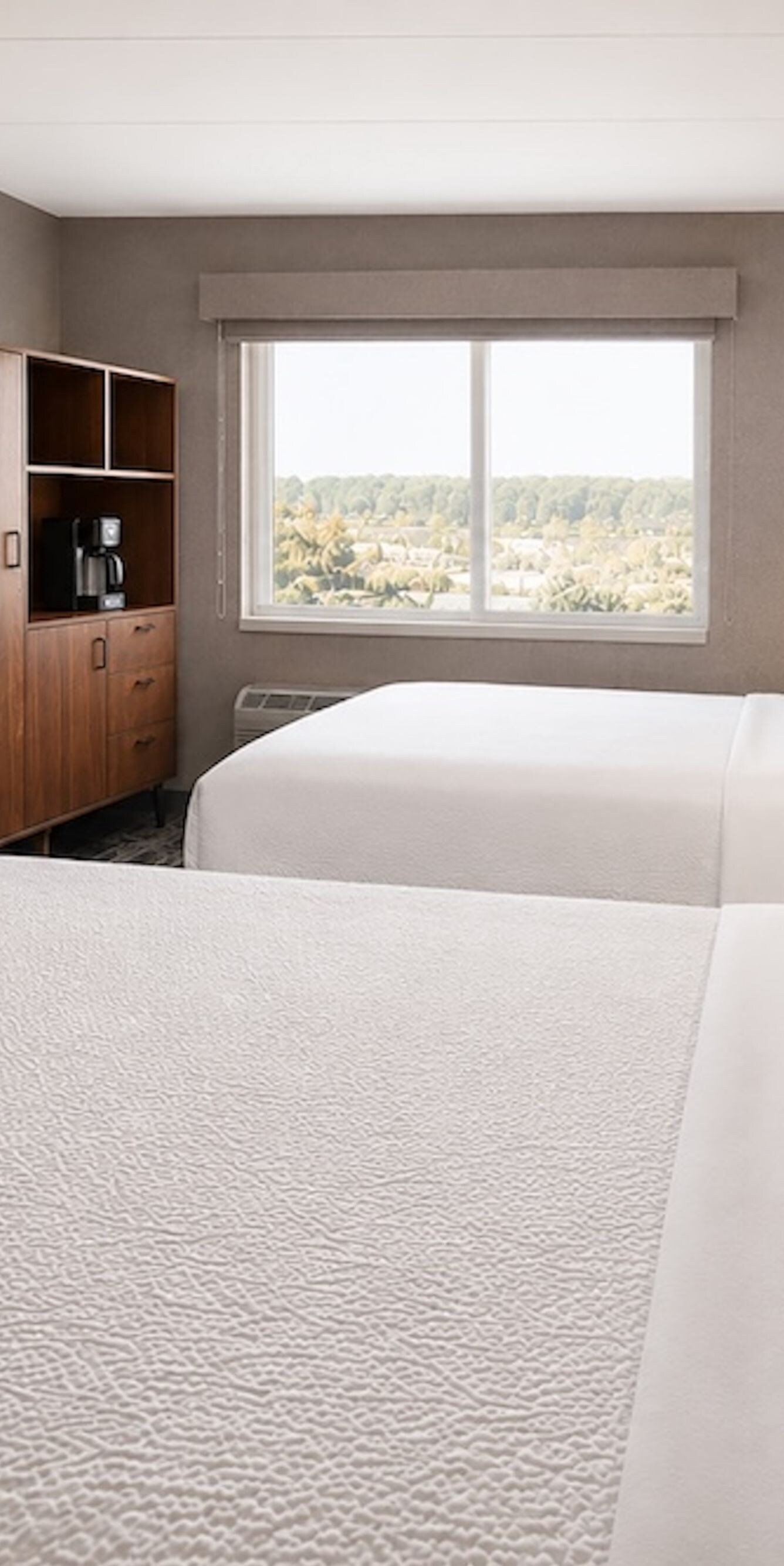2 lits queen size avec espace de travail et vue