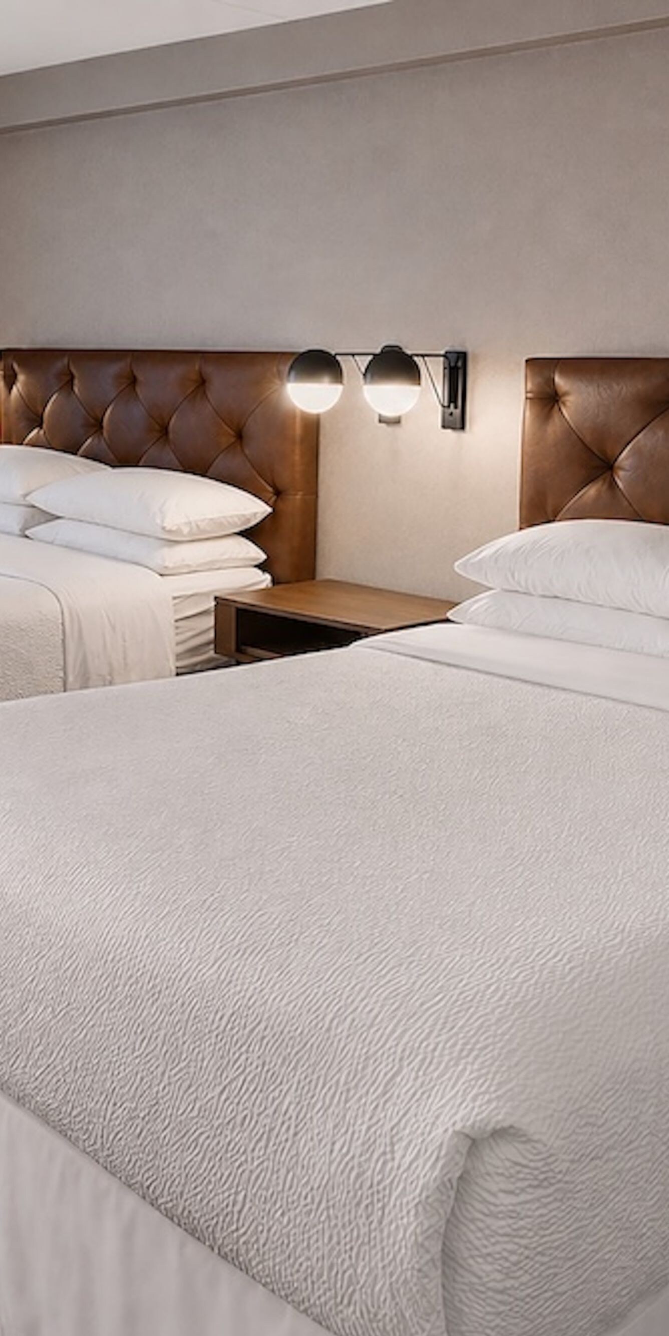 Chambre avec 2 lits queen size avec têtes de lit en cuir