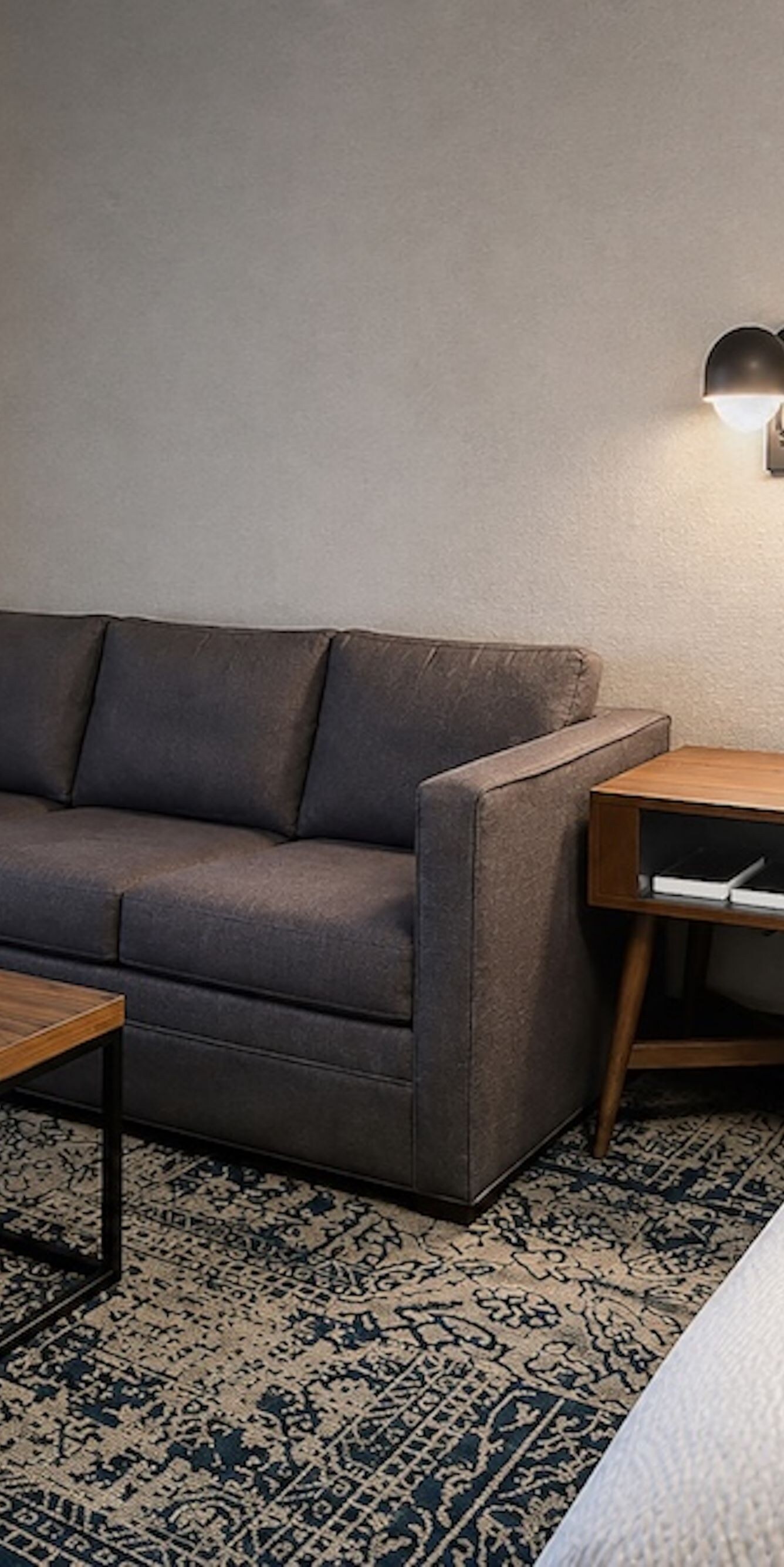 Chambre avec lit king size, canapé et touches de bois