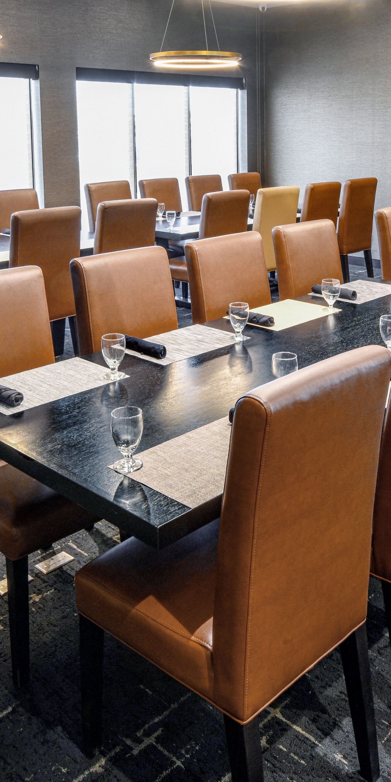 Salle de réunion avec longues tables et chaises