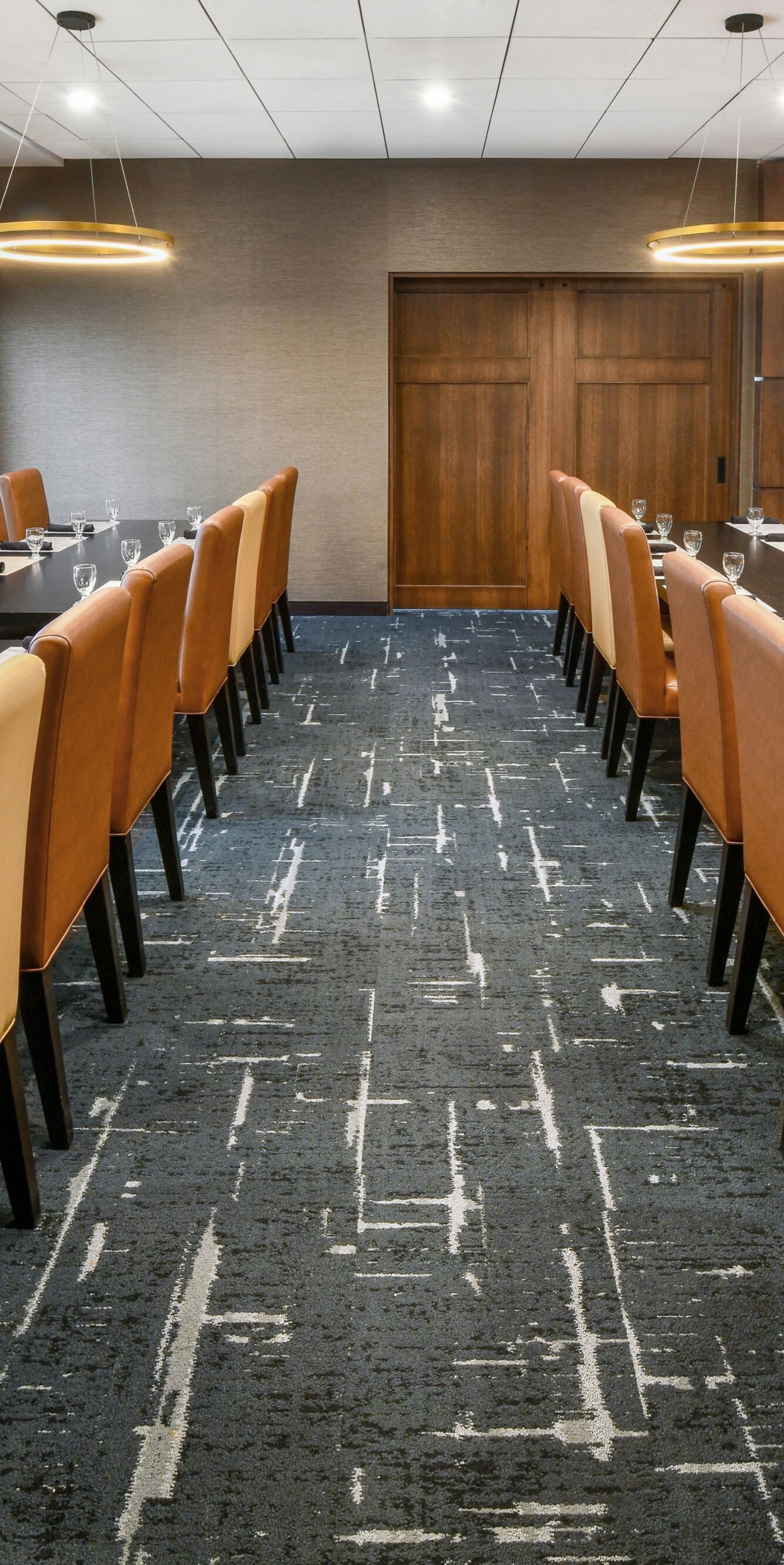 Espace de réunion avec longues tables et chaises