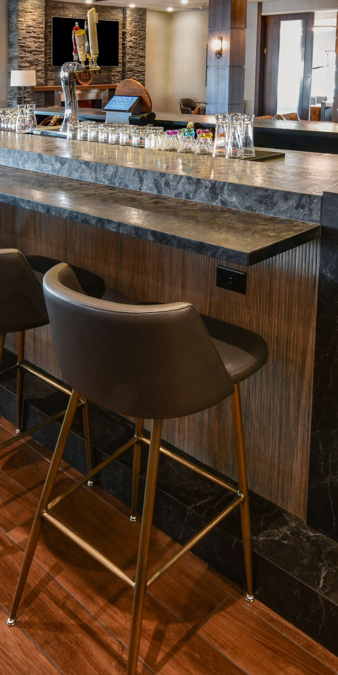 Bar moderne avec comptoir en pierre et tabourets