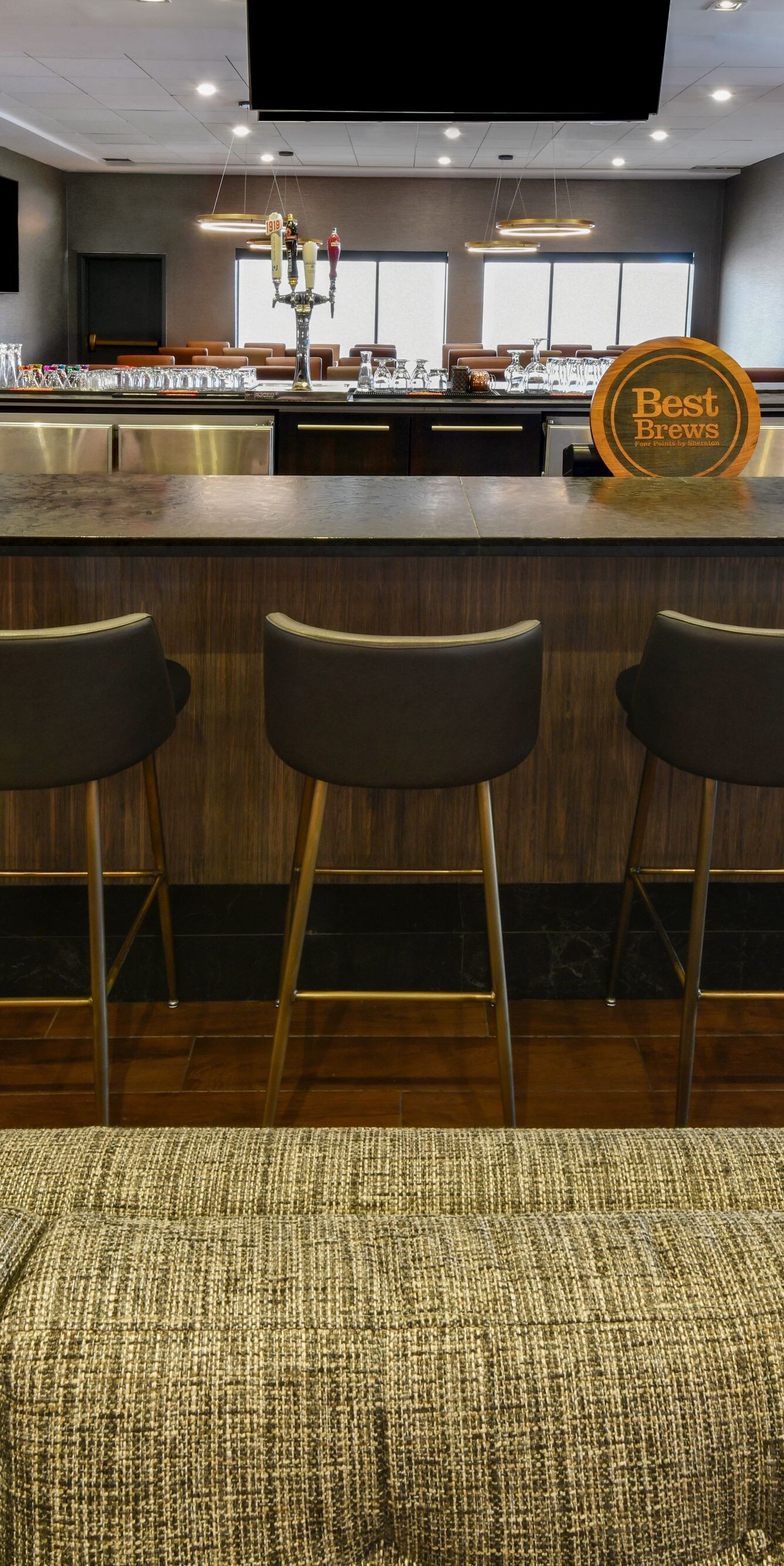 Bar moderne avec tabourets et sièges esprit lounge