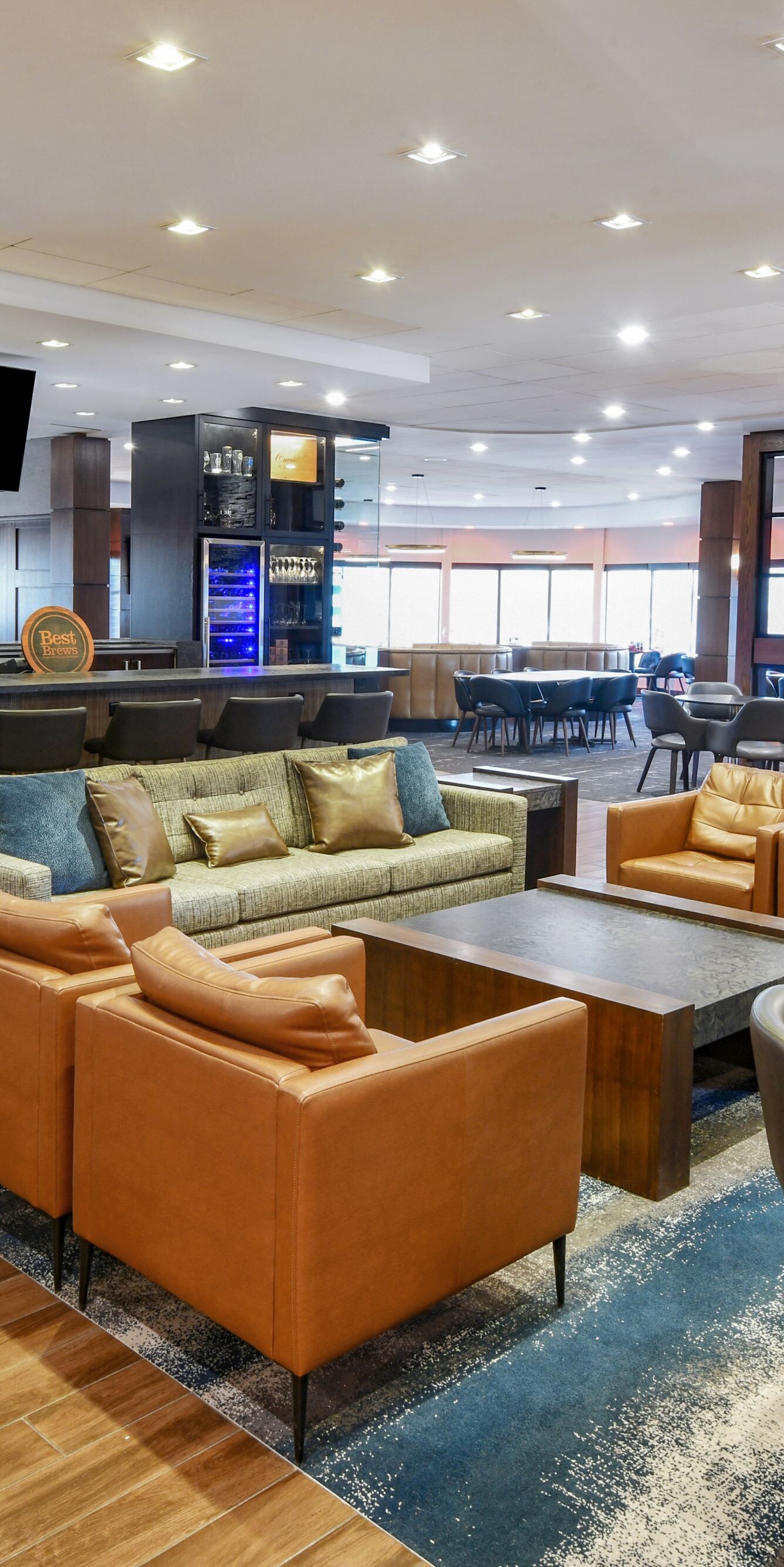 Bar moderne avec sièges en cuir et décoration