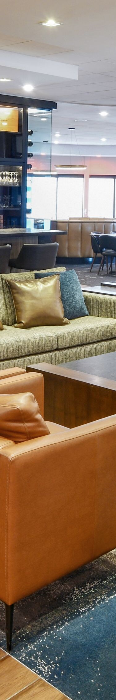 Bar moderne avec sièges en cuir et décoration