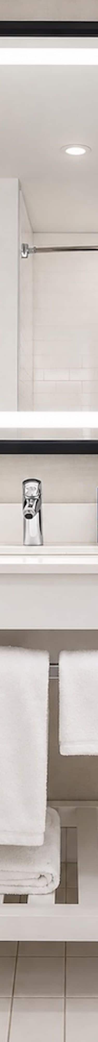 Meuble de toilette de salle de bain avec miroir LED et serviettes