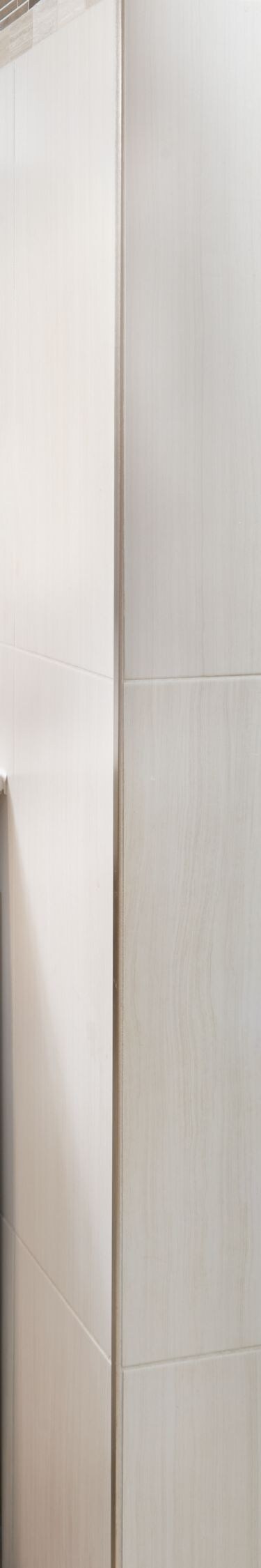 Combiné bain/douche avec lavabo, serviettes, rangement