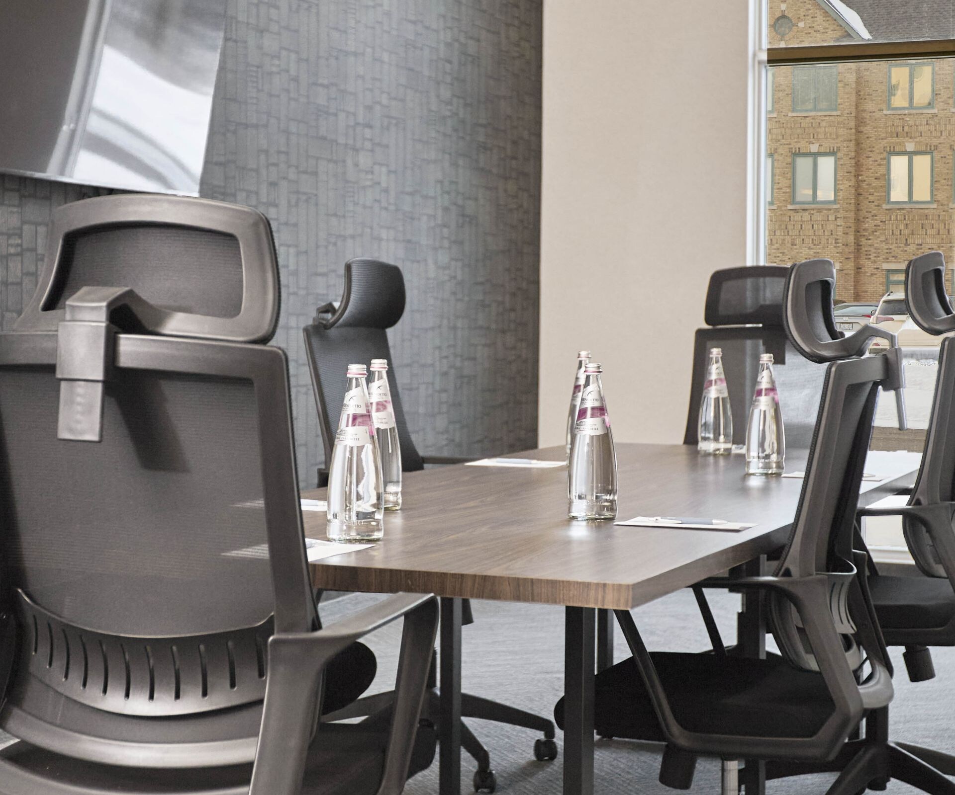 Salle de réunion avec table de conférence
