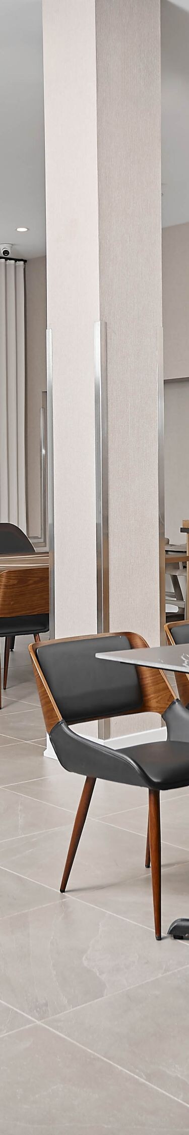 Dining area flexes for group & private seating