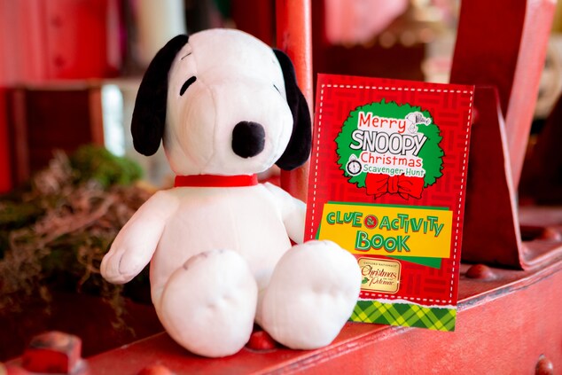 Snoopy com o livro da Caça ao tesouro