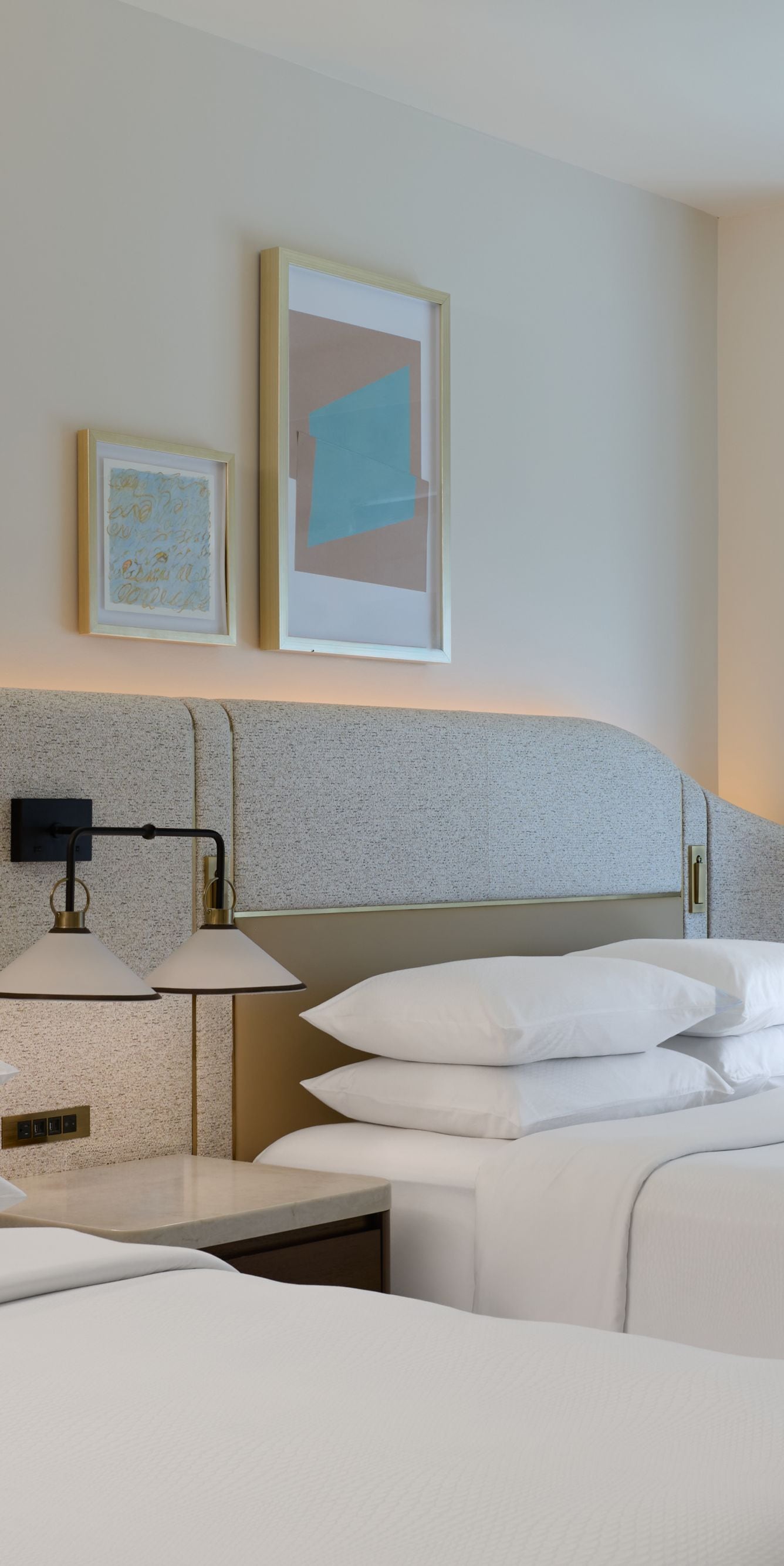 Queen Queen Deluxe Guest Room Details