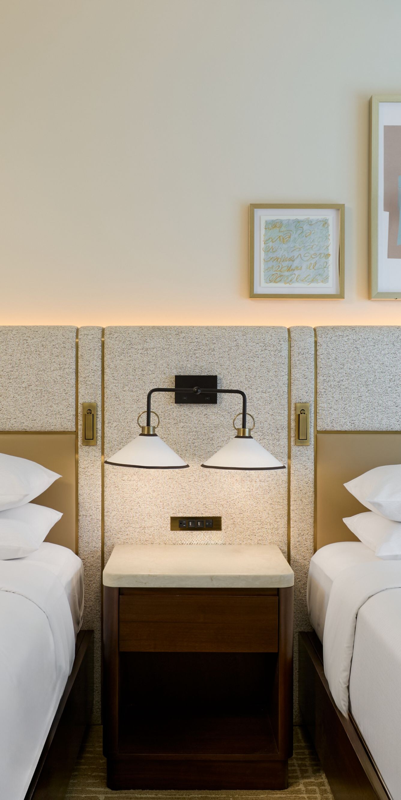 Queen Queen Deluxe Guest Room Bed Details