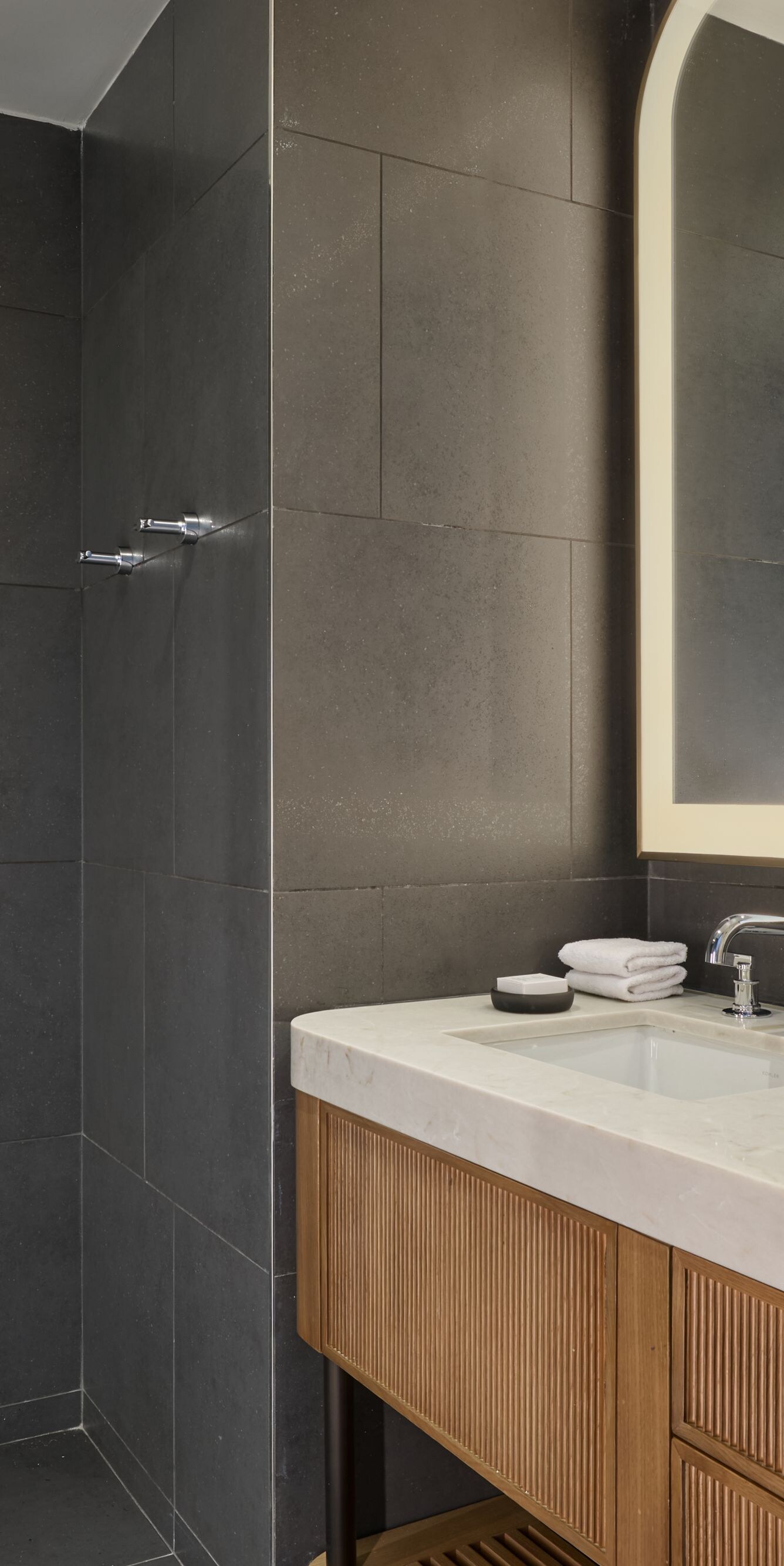 Queen Queen Deluxe Bathroom Shower