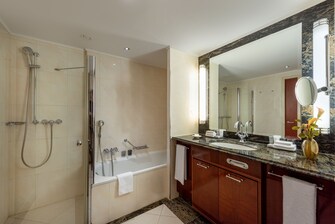 Dusche, Badewanne, 2 Waschtische, Ausstattung