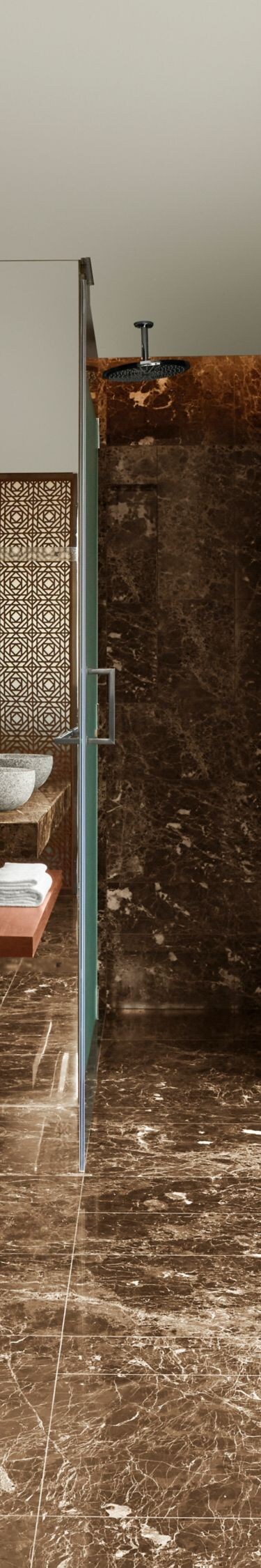 Phòng tắm của biệt thự hướng vườn sang trọng