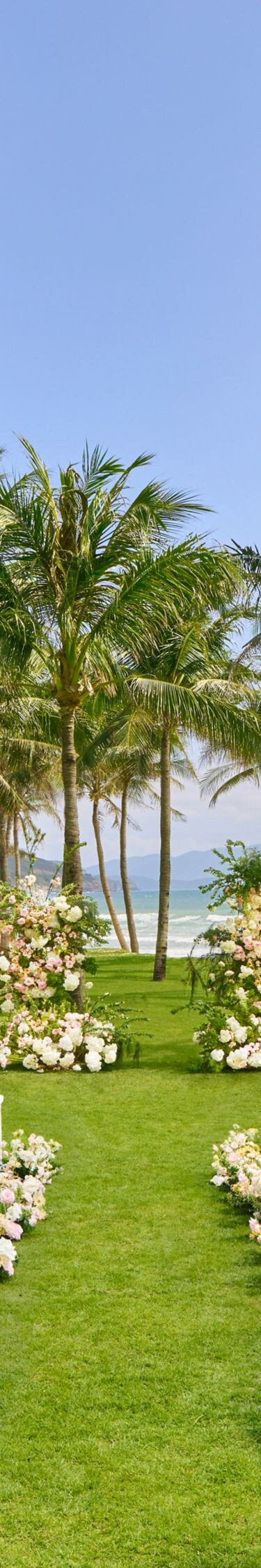 Lễ thề nguyện tại bãi cỏ bên bãi biển tại khu nghỉ dưỡng sang trọng